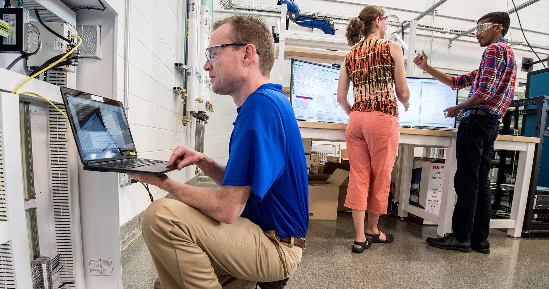 NLR researchers work on controller- and power hardware-in-the-loop test setups to evaluate the performance of microgrid controllers.