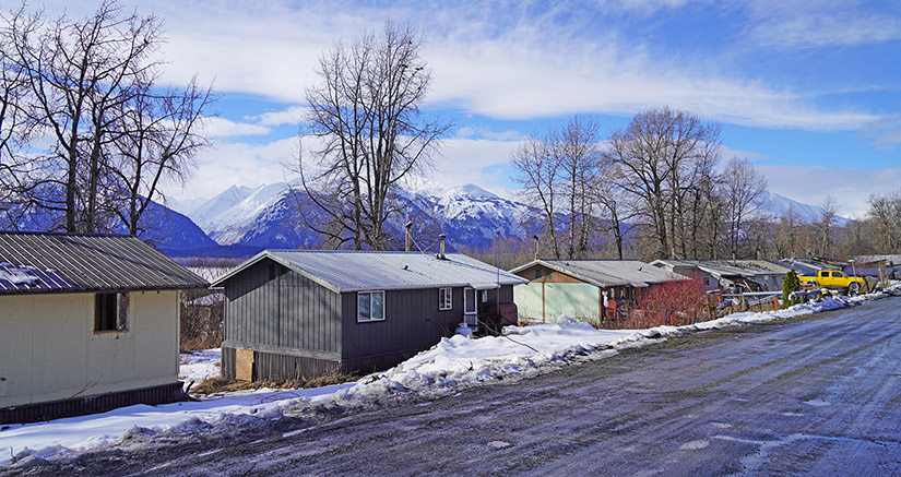 A row of homes with mountains in the background.