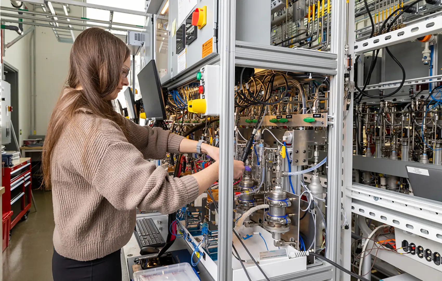 20260310-genesis-missions-ai-driven-research-to-strengthen-us-grid-supply-chains-technological-leadership-97451 A person working in a lab.