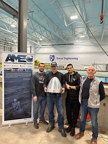Four researcher holding an award at a conference