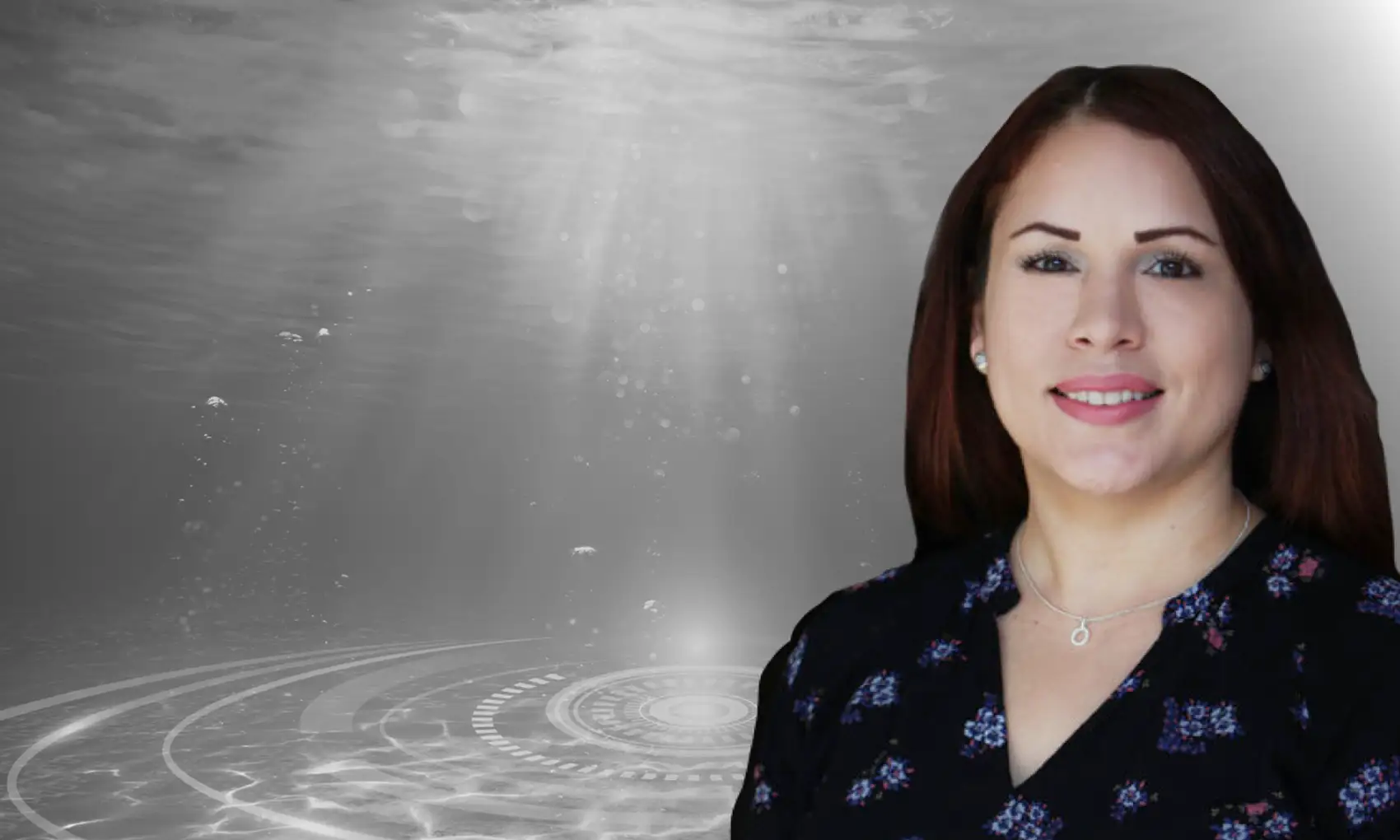 fotografía de Glorynel Ojeda Matos superpuesta sobre un gráfico submarino en blanco y negro