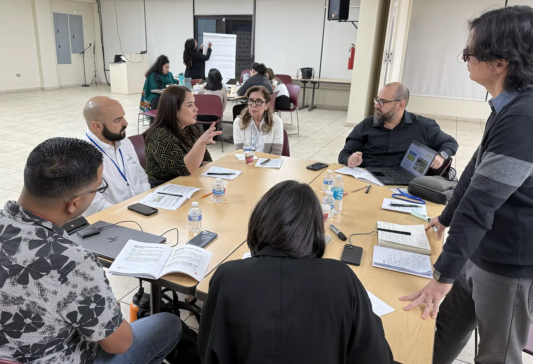 Un grupo de personas reunidas alrededor de una mesa para conversar