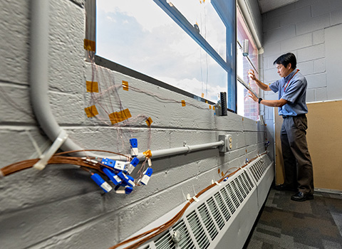 NLR engineer tests new window technology in federal agency building.