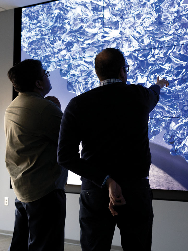 Researchers look at a simulation of aviation fuel components in NLR’s 2D Visualization Lab